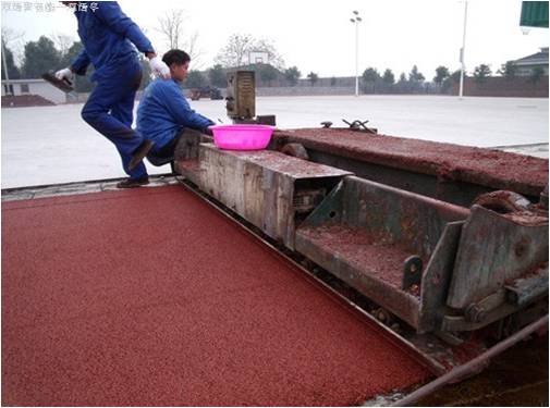 塑膠跑道鋪裝現(xiàn)場(chǎng)