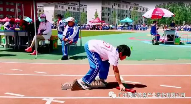 一個(gè)操場就是一個(gè)樂園